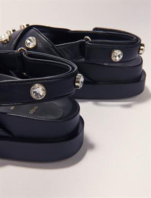 Taş işlemeli deri sandalet