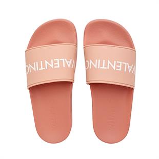 Pembe Bantlı Kadın Terlik