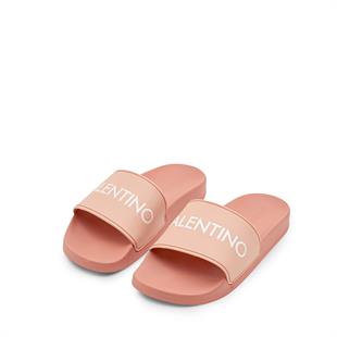 Pembe Bantlı Kadın Terlik