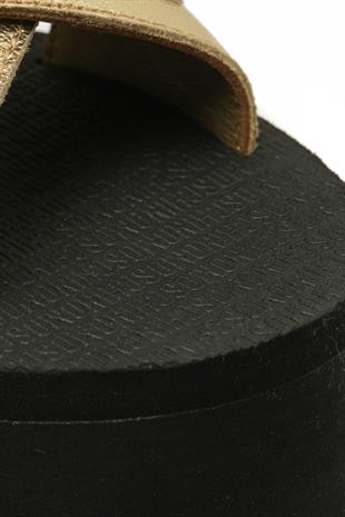 Metalik Çapraz Bantlı Yüksek Platform Tabanlı Terlik