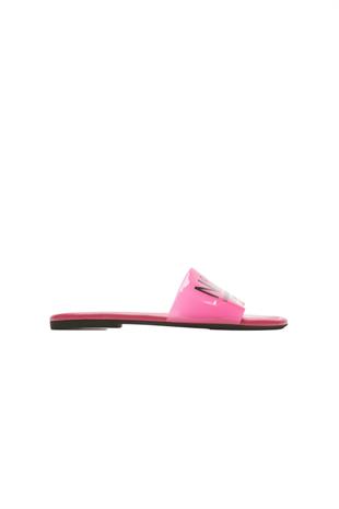 Pembe Logolu Kadın Terlik
