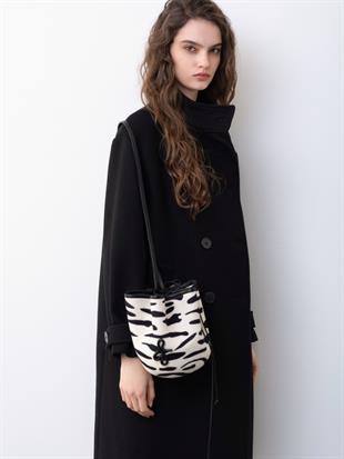 Desenli Deri Bağcıklı Logo Detaylı Şapka