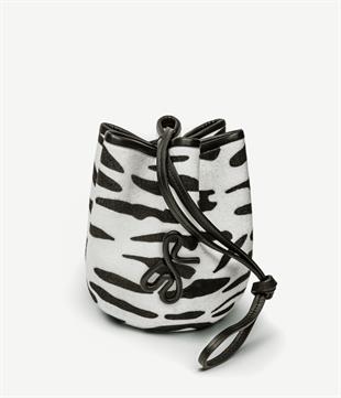 Desenli Deri Bağcıklı Logo Detaylı Şapka