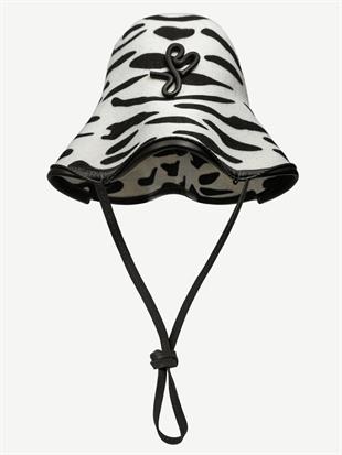 Desenli Deri Bağcıklı Logo Detaylı Şapka