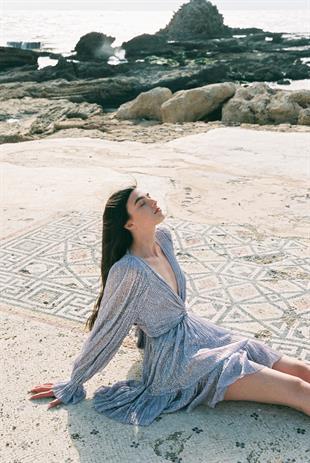 Sırt Detaylı Metalik Piliseli Mini Elbise