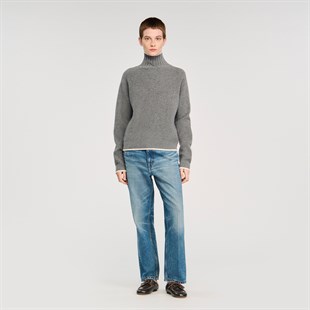 Beyaz Biyeli Gri Yün Kazak