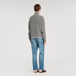 Beyaz Biyeli Gri Yün Kazak