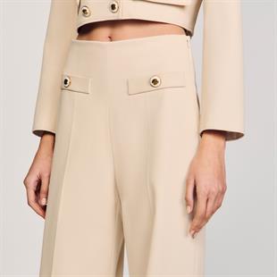 Beyaz Düğme DetaylI Pantolon