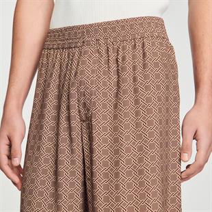 Kahverengi Cross Desenli Şort