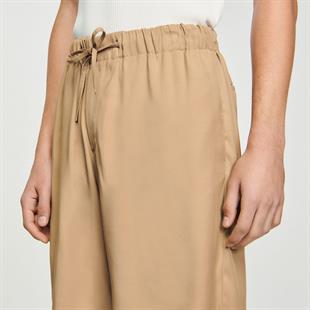 Rahat Kesim Krem Şort