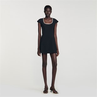 Yakası Taşlı Düz Kesim Elbise