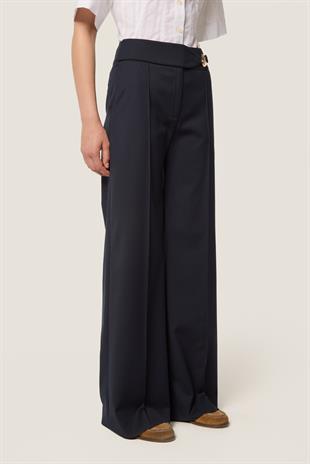 Tokalı Kemer Detaylı Düz Kesim Pantolon