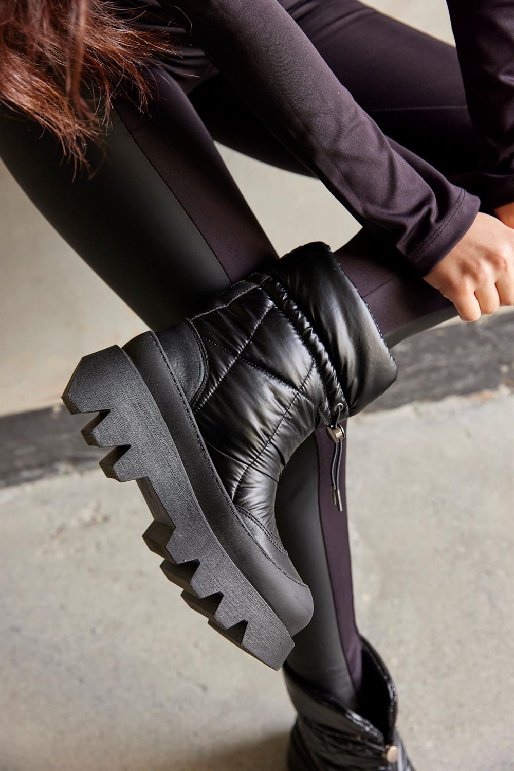 Bruno Siyah Renk Kalın Tabanlı Kar Botu