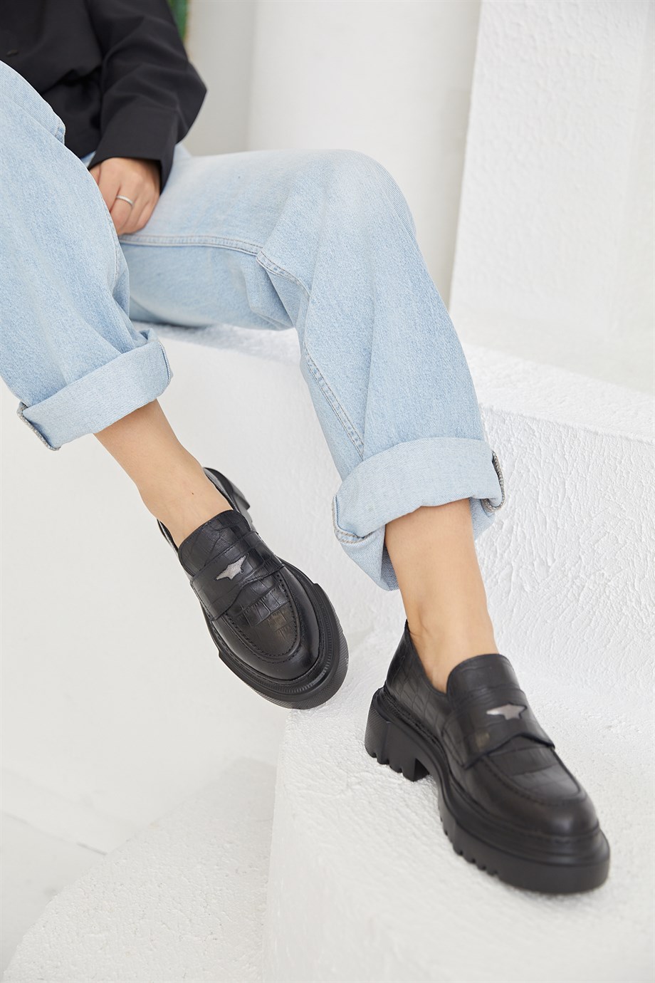 Holmes Womens Black Croco Patterned Leather Loafers