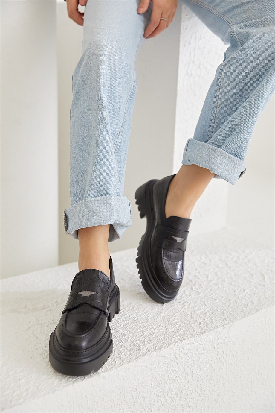Holmes Womens Black Croco Patterned Leather Loafers