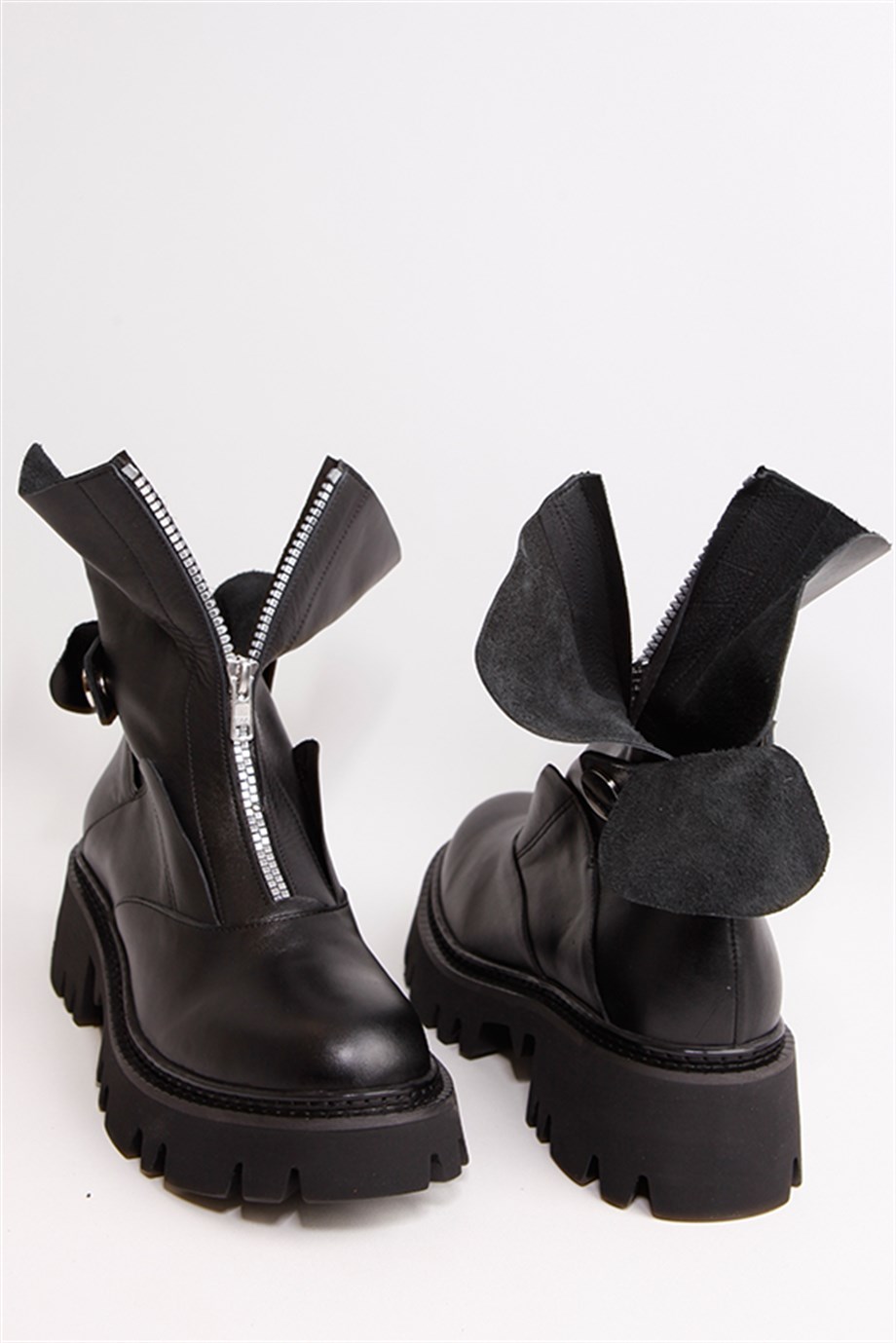 Moss Siyah Deri Fermuarlı Kalın Tabanlı Kadın Postal