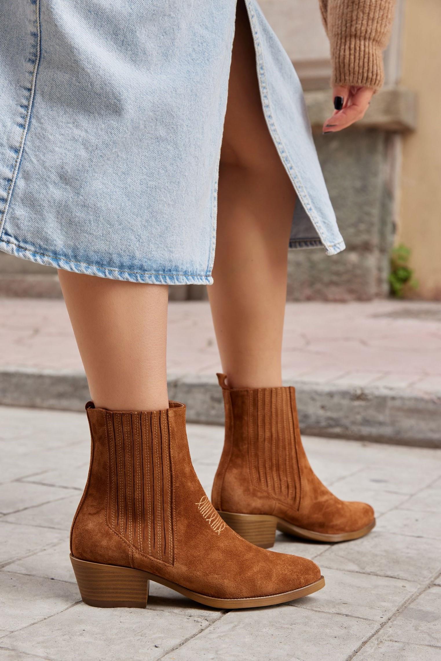 Novella Табачные Замшевые Женские Ботинки на Низком Каблуке