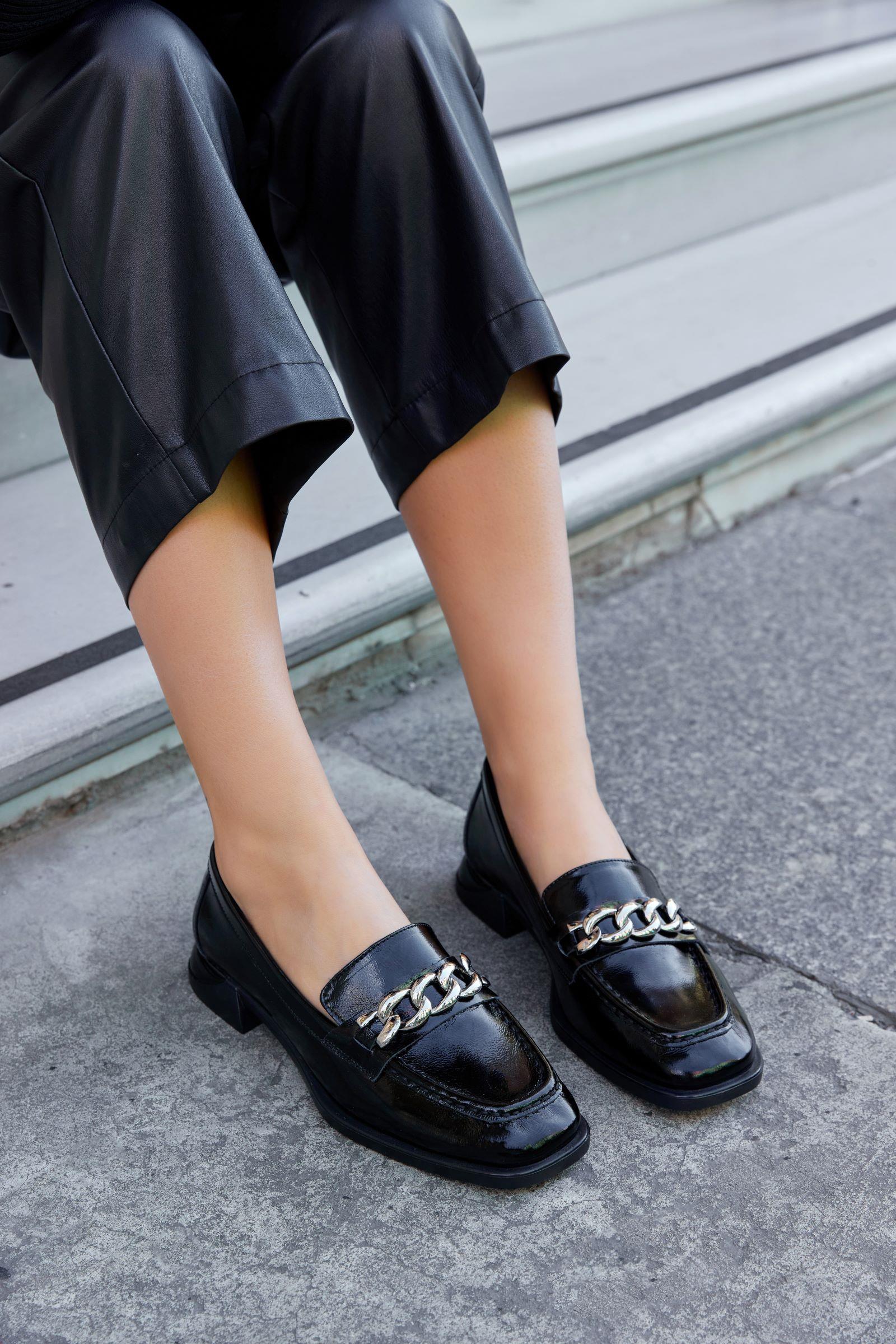 Terra Siyah Rugan Deri Zincir Aksesuarlı Kadın Loafer