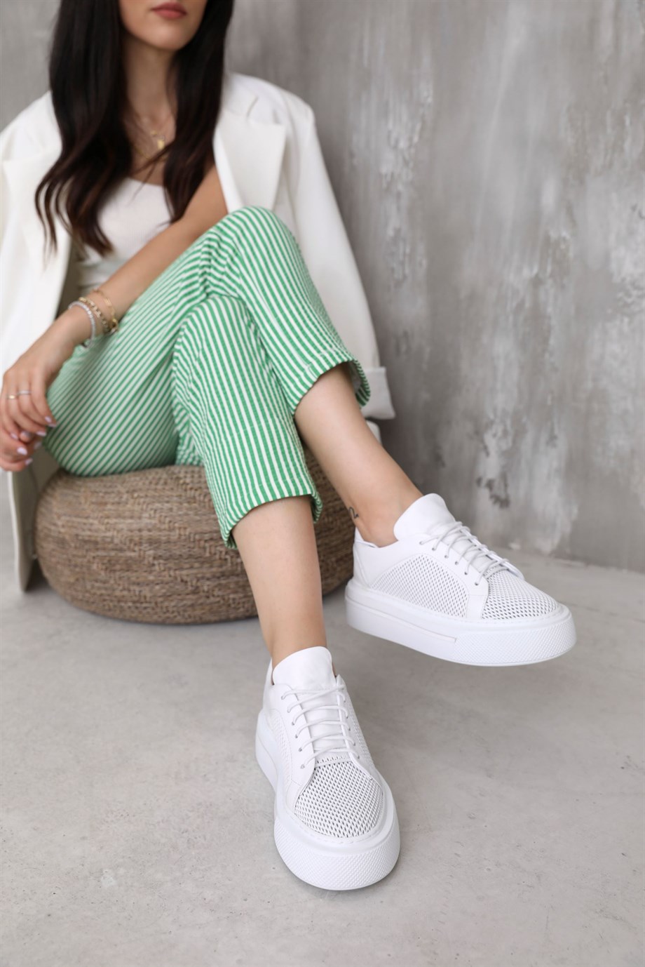 Alyona Beyaz Hakiki Deri Zımbalı Kadın Sneaker 