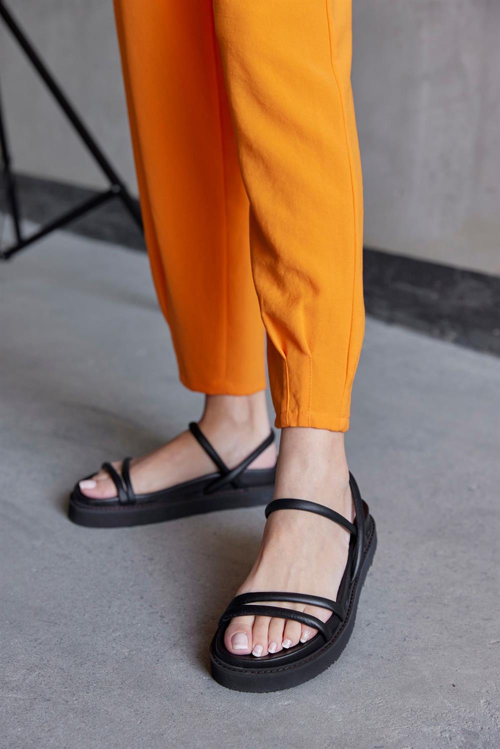 Angela Siyah Hakiki Deri Kadın Sandalet