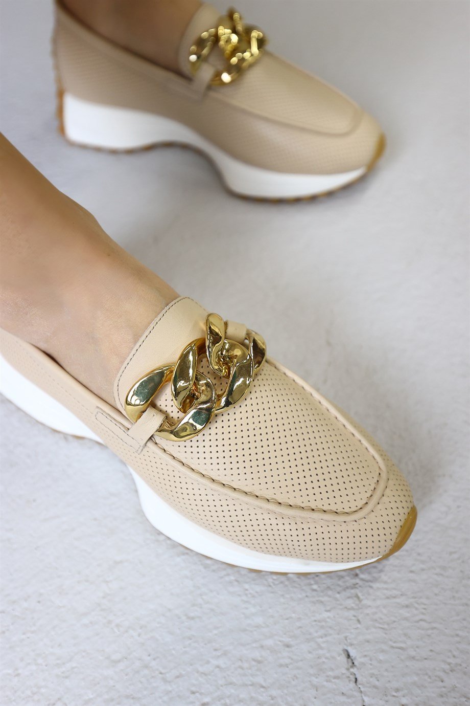 Дариус Женские Бежевые Кроссовки из Кожи с Аксессуаром-Цепочкой