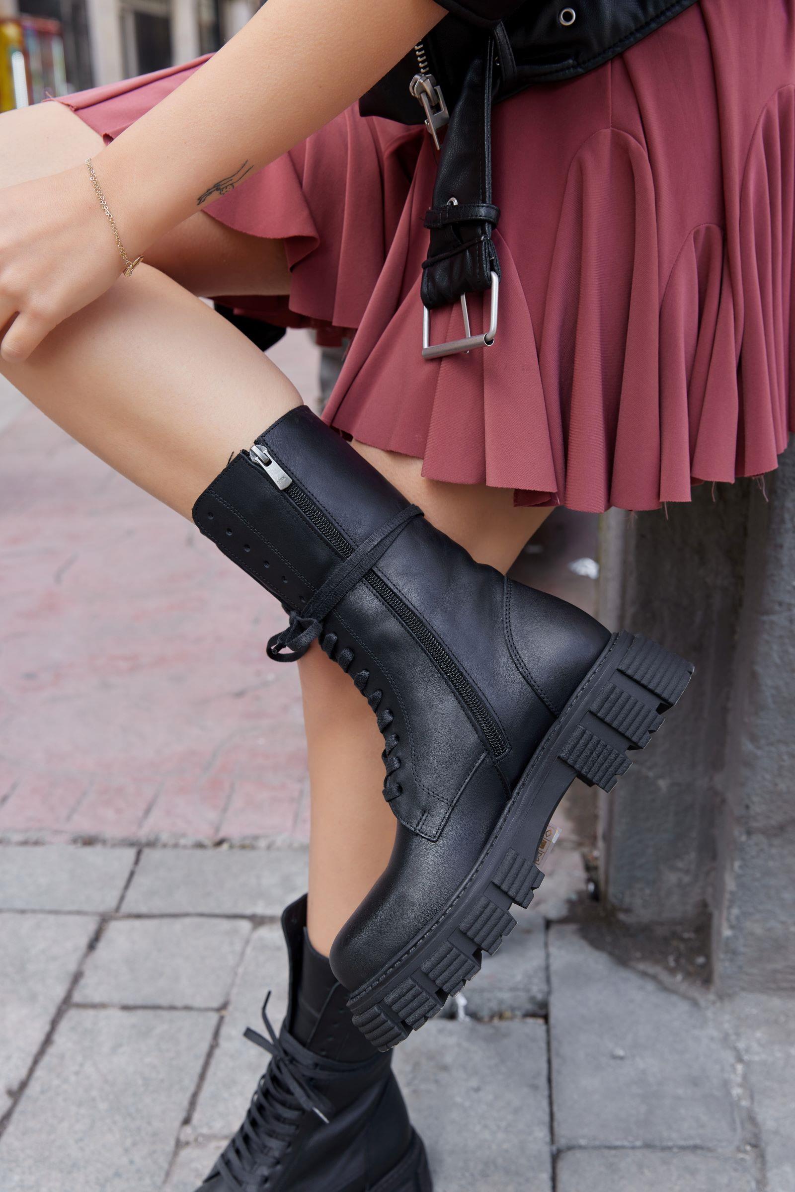 Dina Siyah Hakiki Deri Kalın Tabanlı Kadın Postal