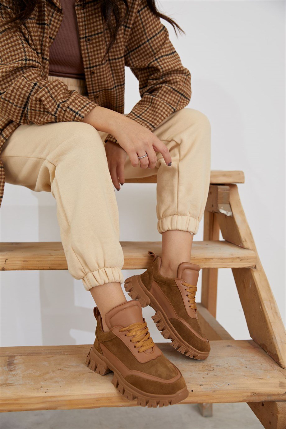Diora Women's Brown Suede Sneakers