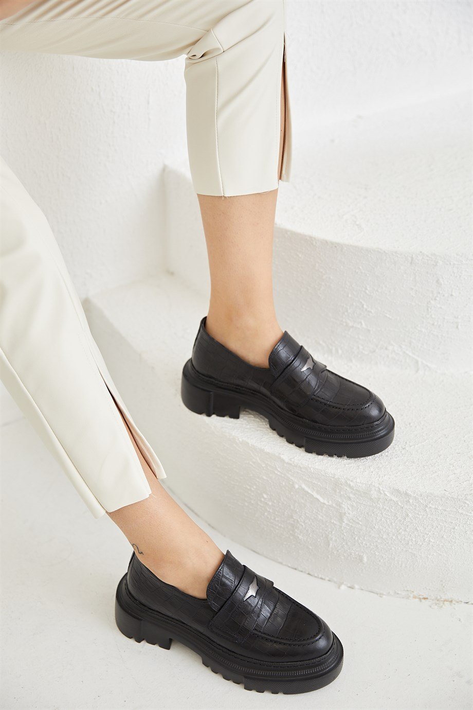 Holmes Women's Black Croco Patterned Leather Loafers