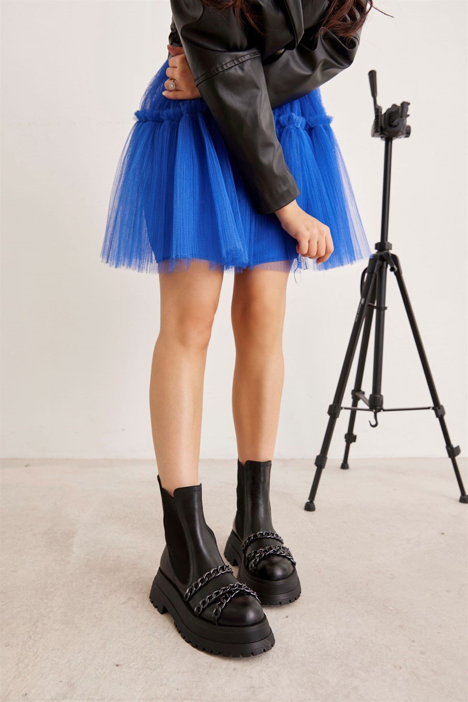 Kastel Siyah Hakiki Deri Zincir Aksesuarlı Siyah Tabanlı Kadın Bot