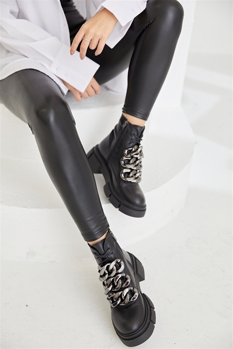 Mosses Women's Black Leather Thich Sole Boots  