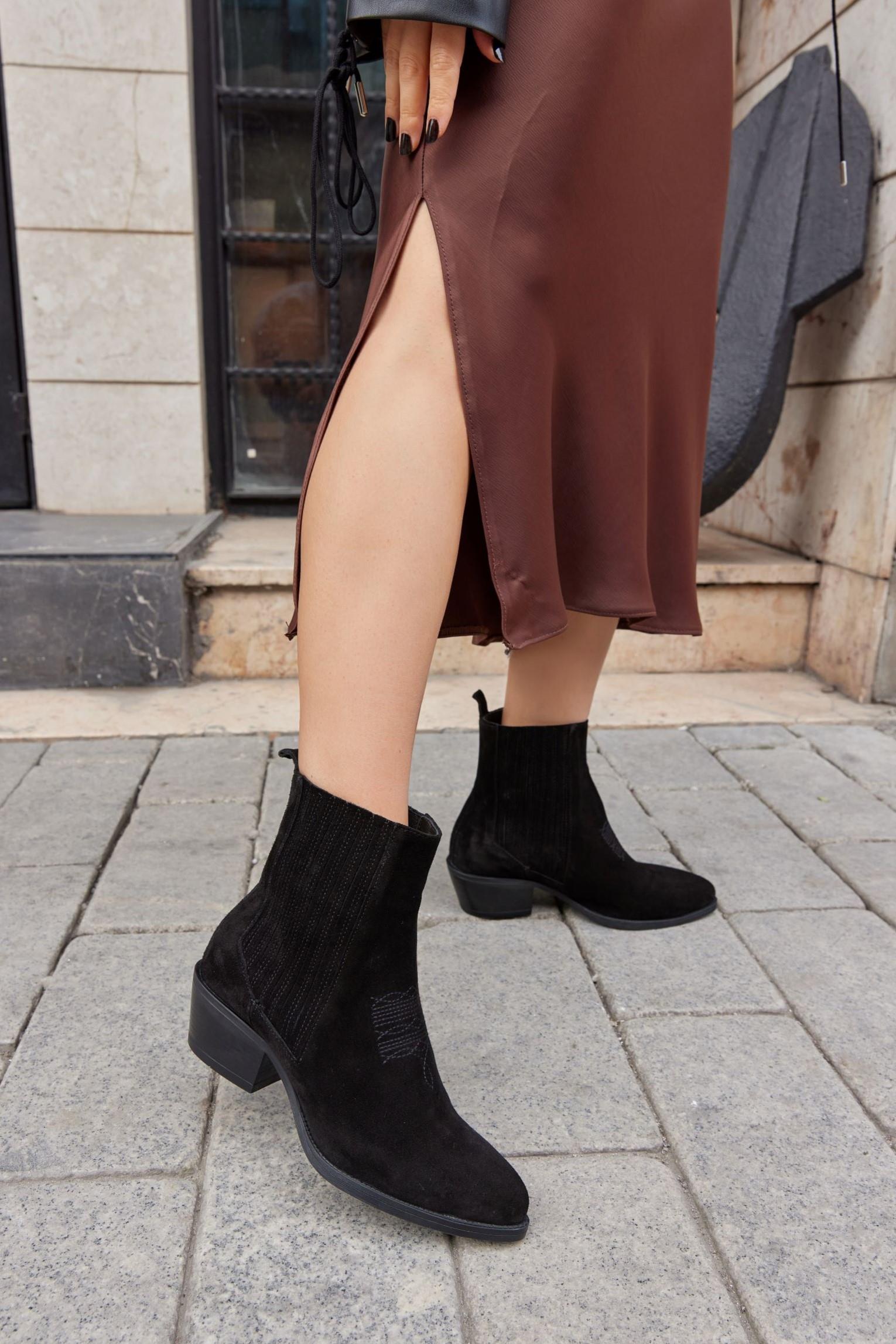 Novella Siyah Süet Hakiki Deri Kısa Topuklu Kadın Bot