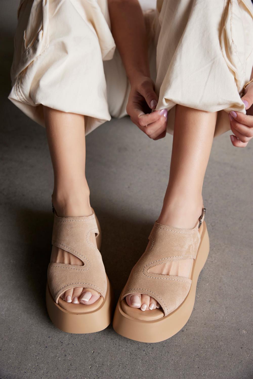 Simba Bisküvi Süet Kalın Tabanlı Kadın Sandalet