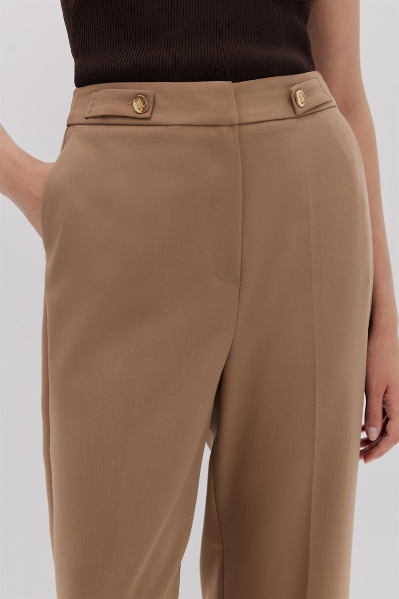 KEMERİ APOLET DÜĞME DETAYLI PANTOLON