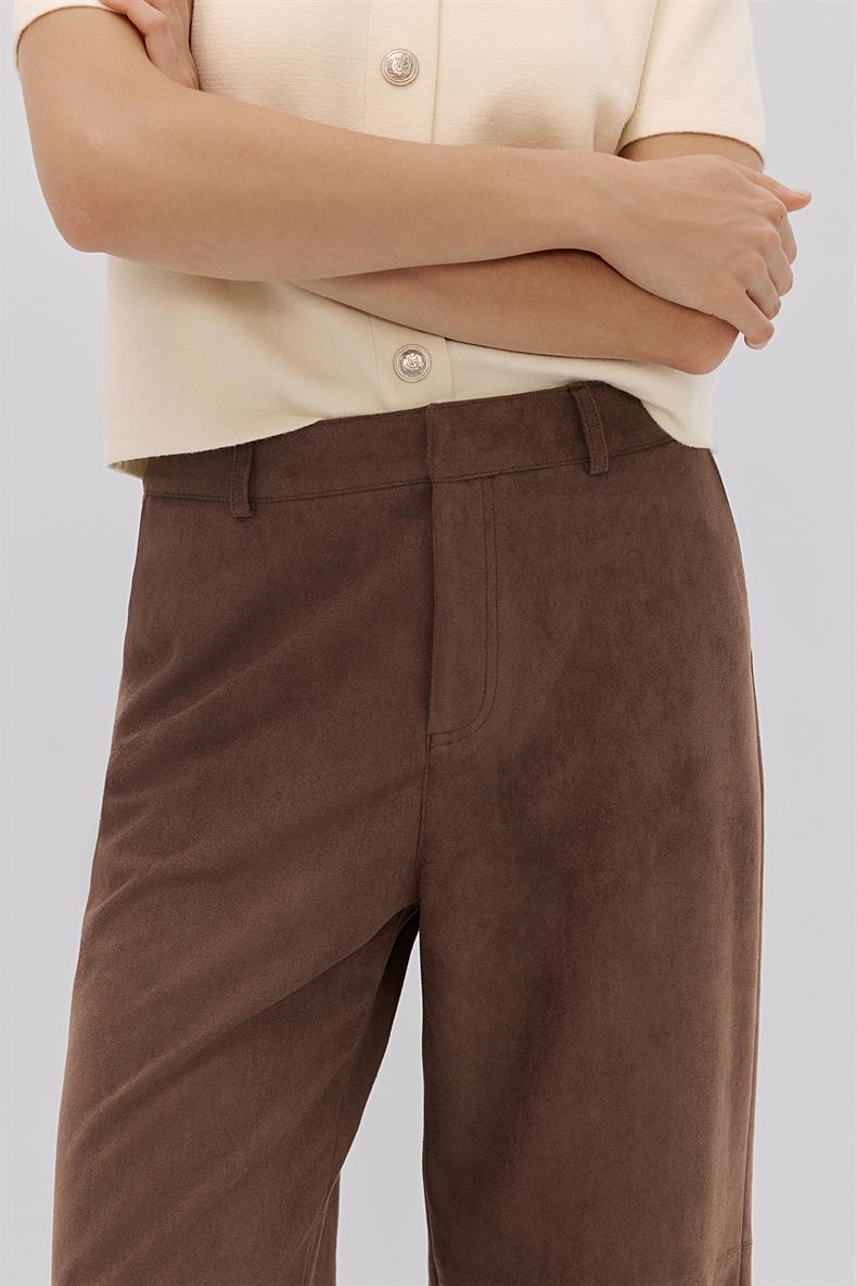 SÜET DİKİŞ DETAYLI BORU PAÇA PANTOLON