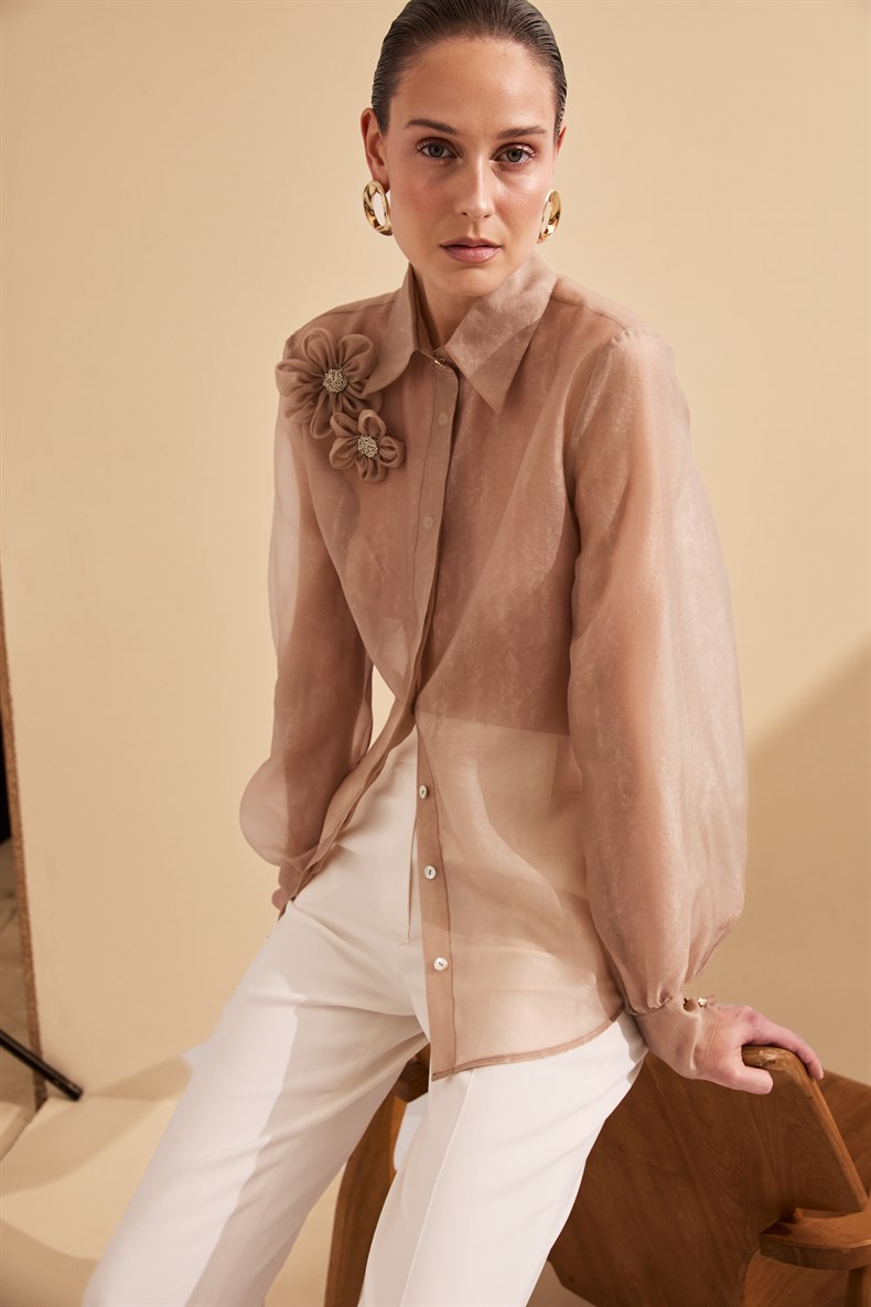 Çiçek Broşlu Gömlek