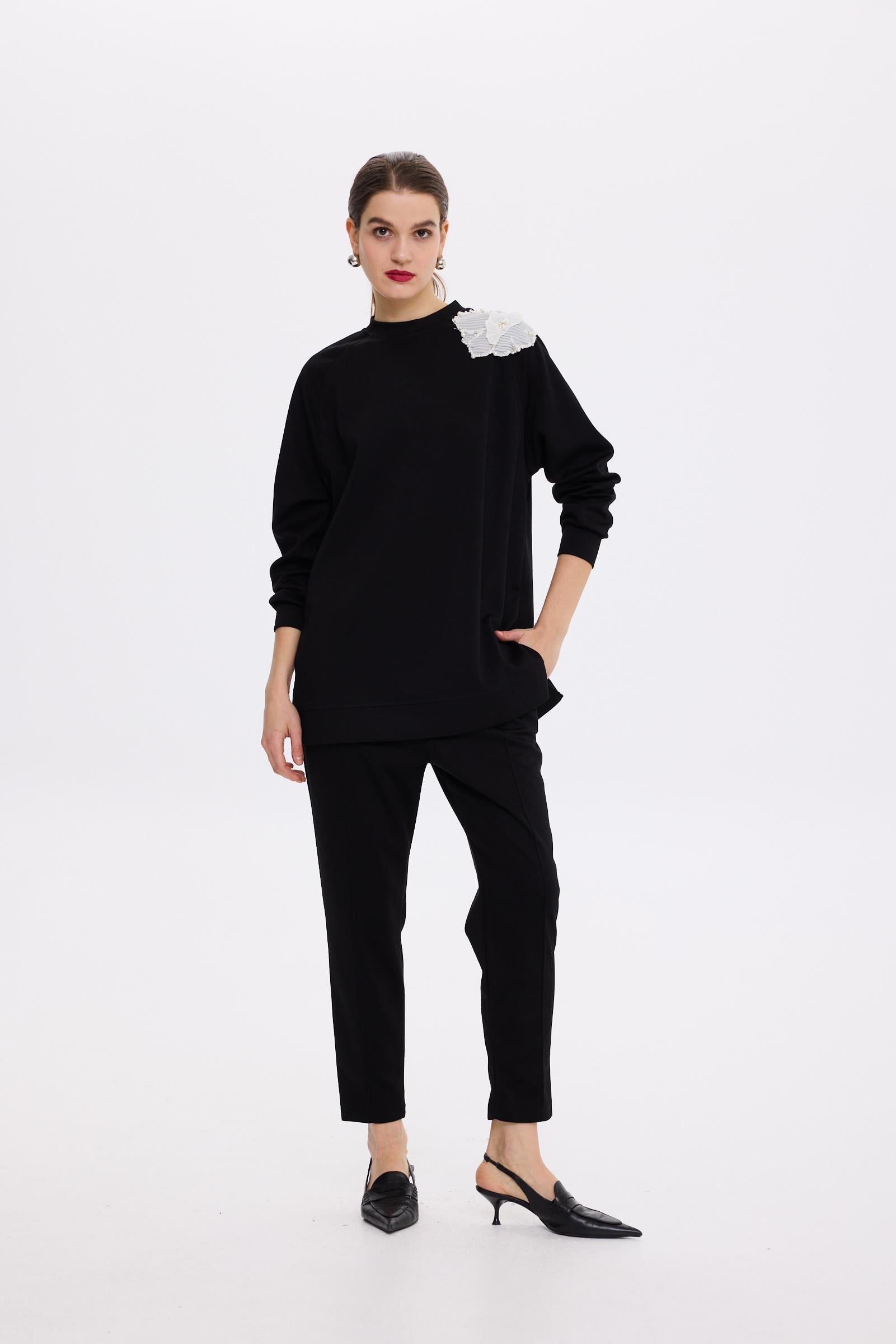 AKSESUARLI COMFORT SWEATSHİRT SİYAH