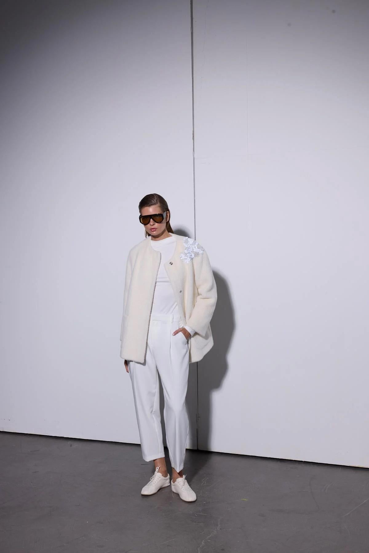 İŞLEMELİ ALCANTRA KAP EKRU