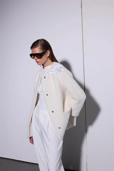 İŞLEMELİ ALCANTRA KAP EKRU