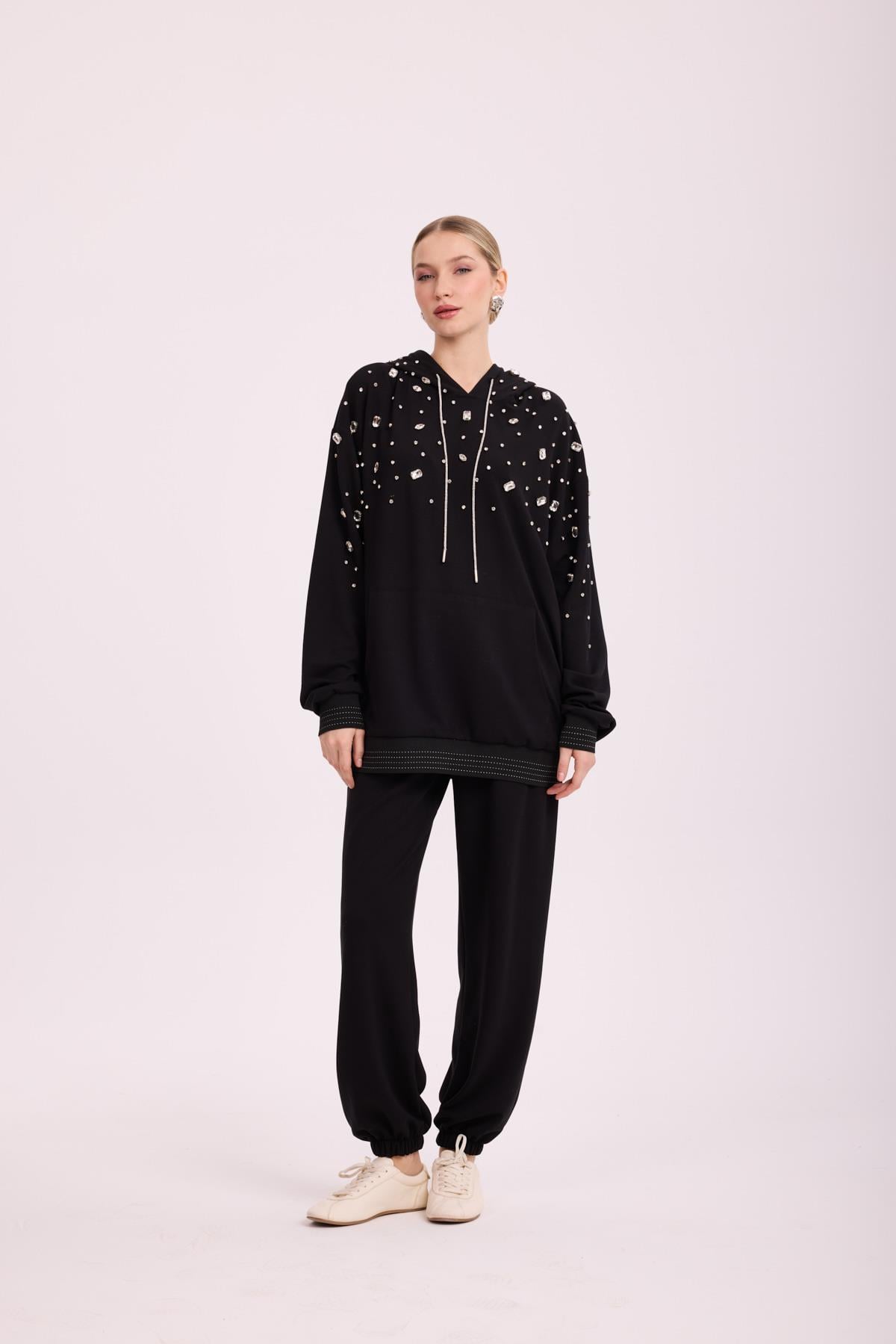 İŞLEMELİ KAPŞONLU MODAL TAKIM SİYAH