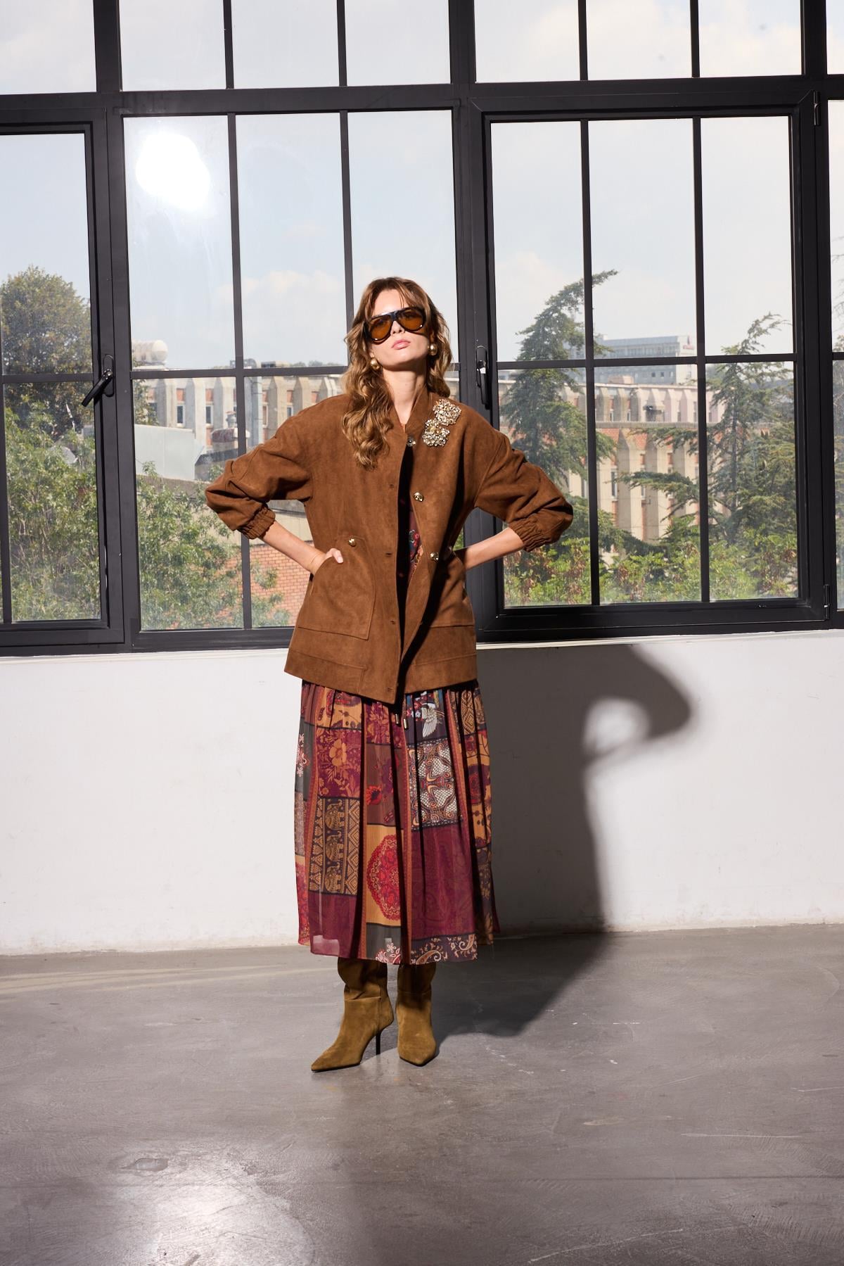 TAŞ DETAY SÜET KAP TABA