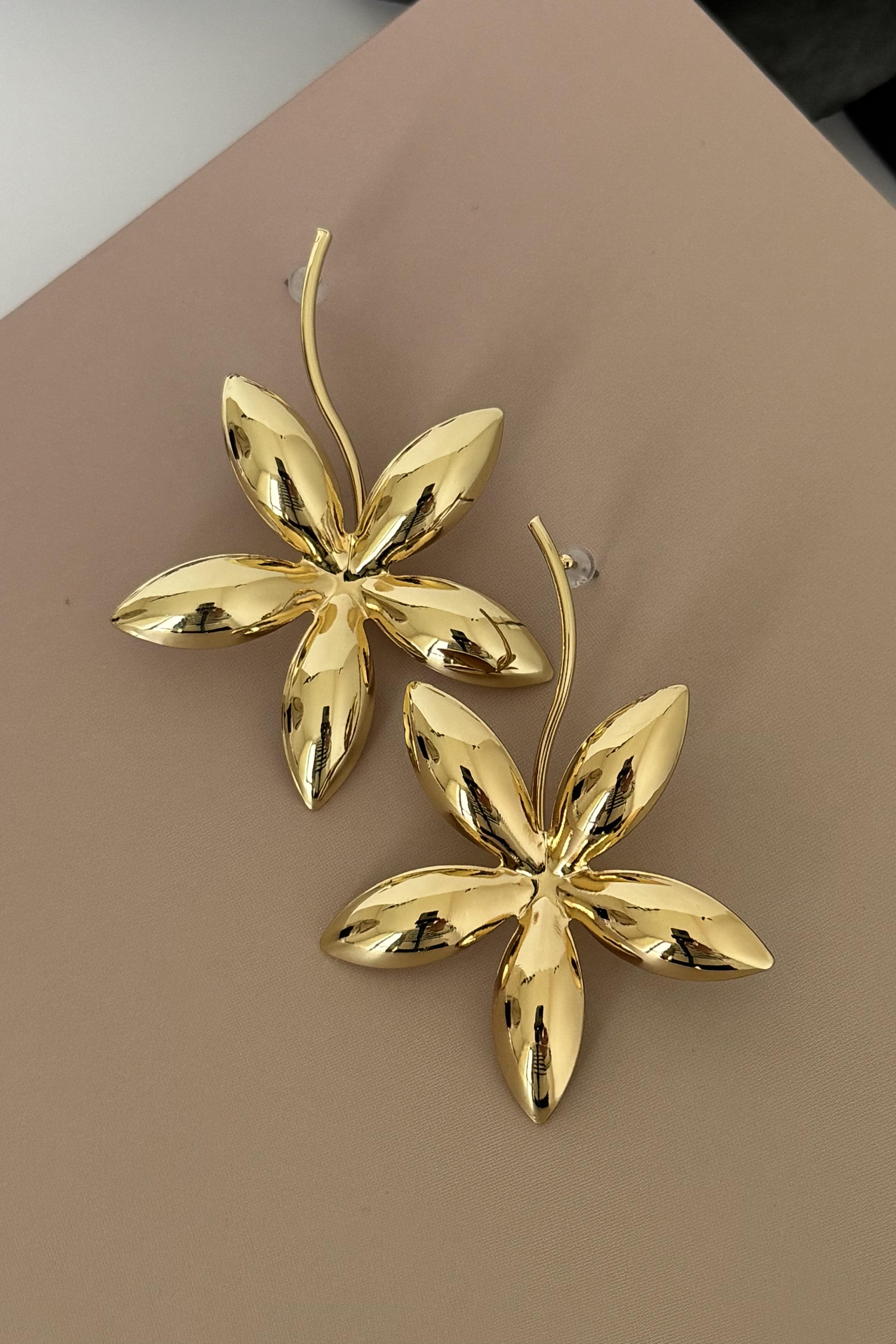 Çiçek Motifli Gold Küpe