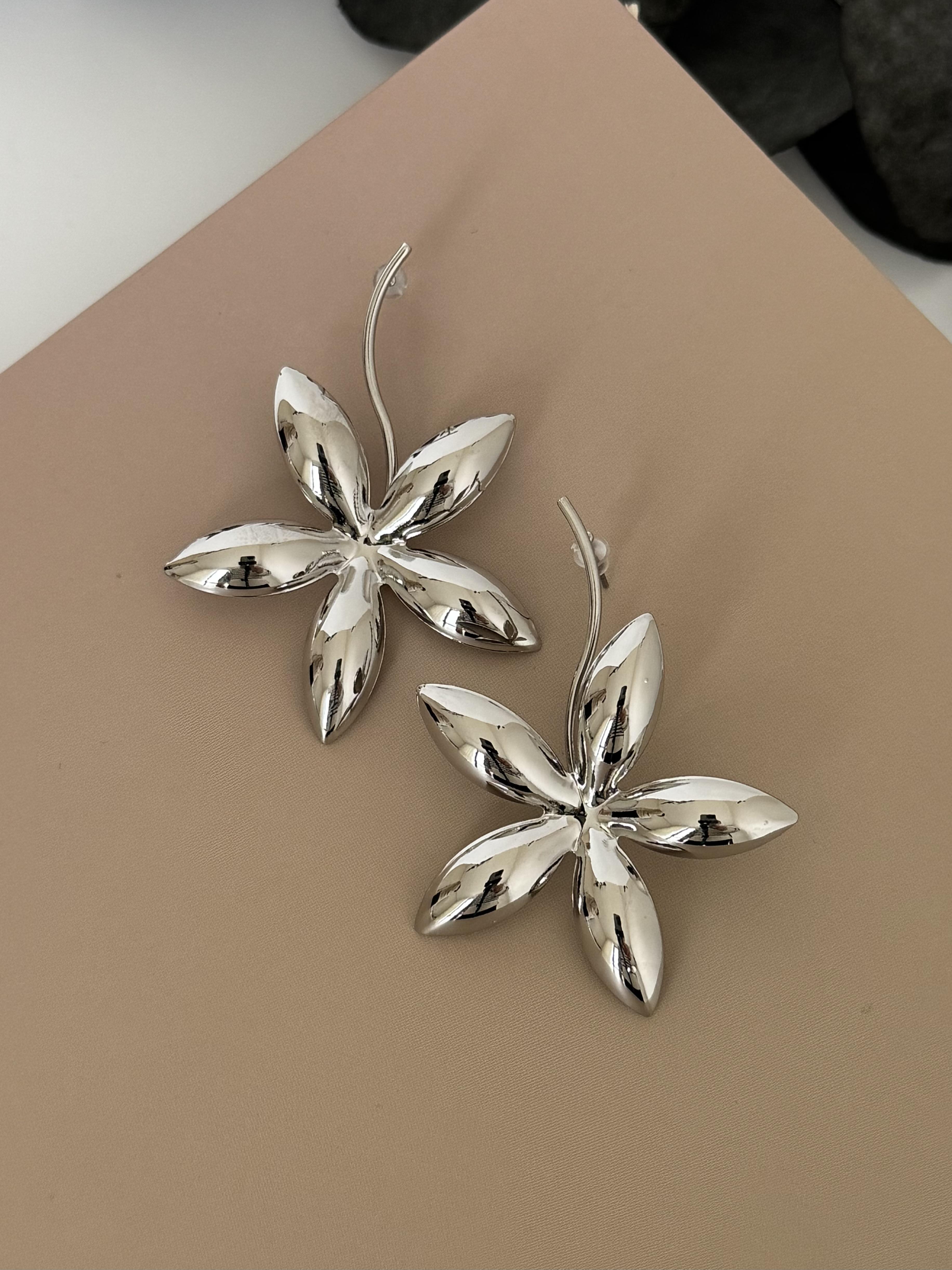 Çiçek Motifli Silver Küpe