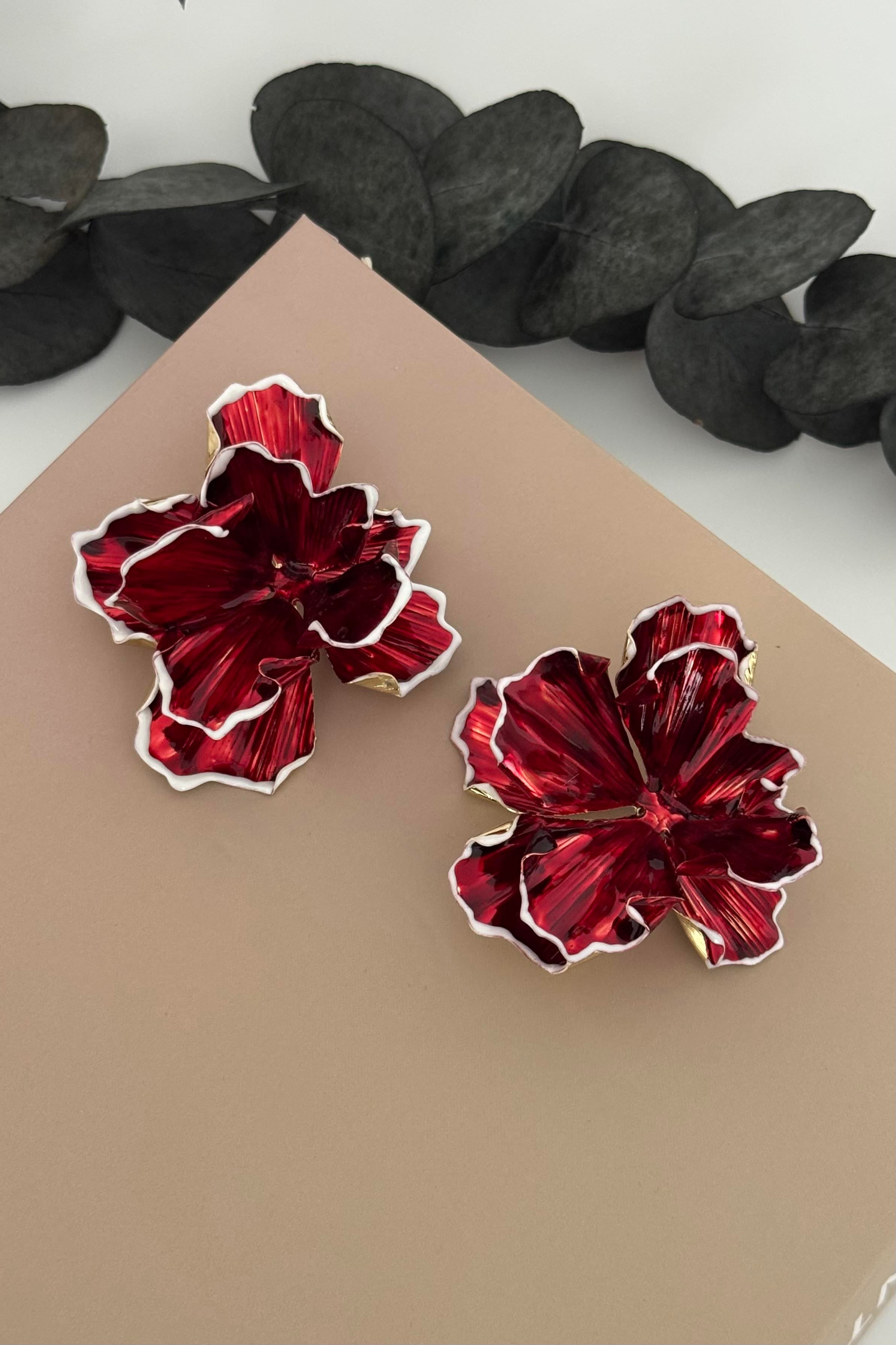 Crimson Bloom Metalik Kırmızı Küpe