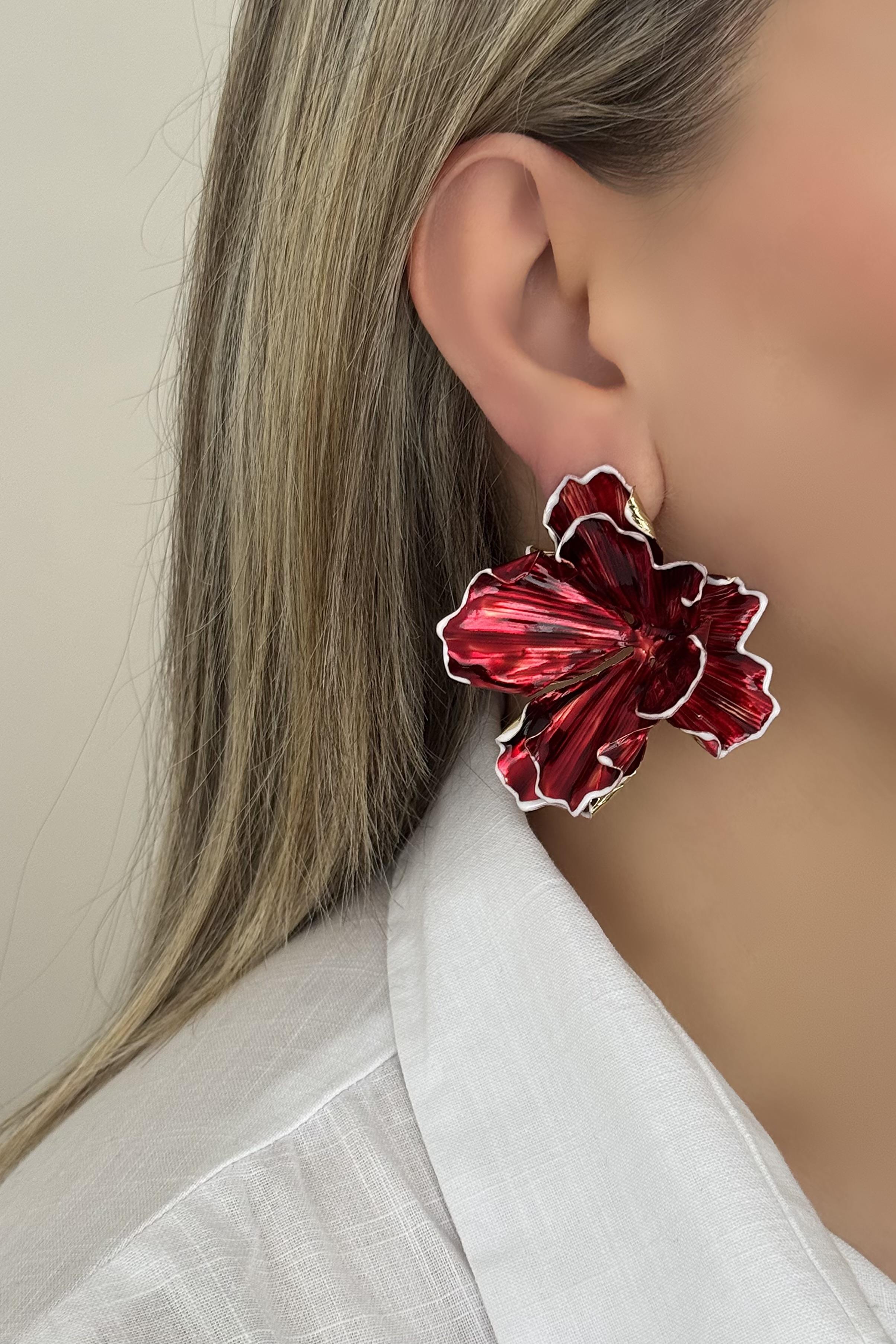 Crimson Bloom Metalik Kırmızı Küpe