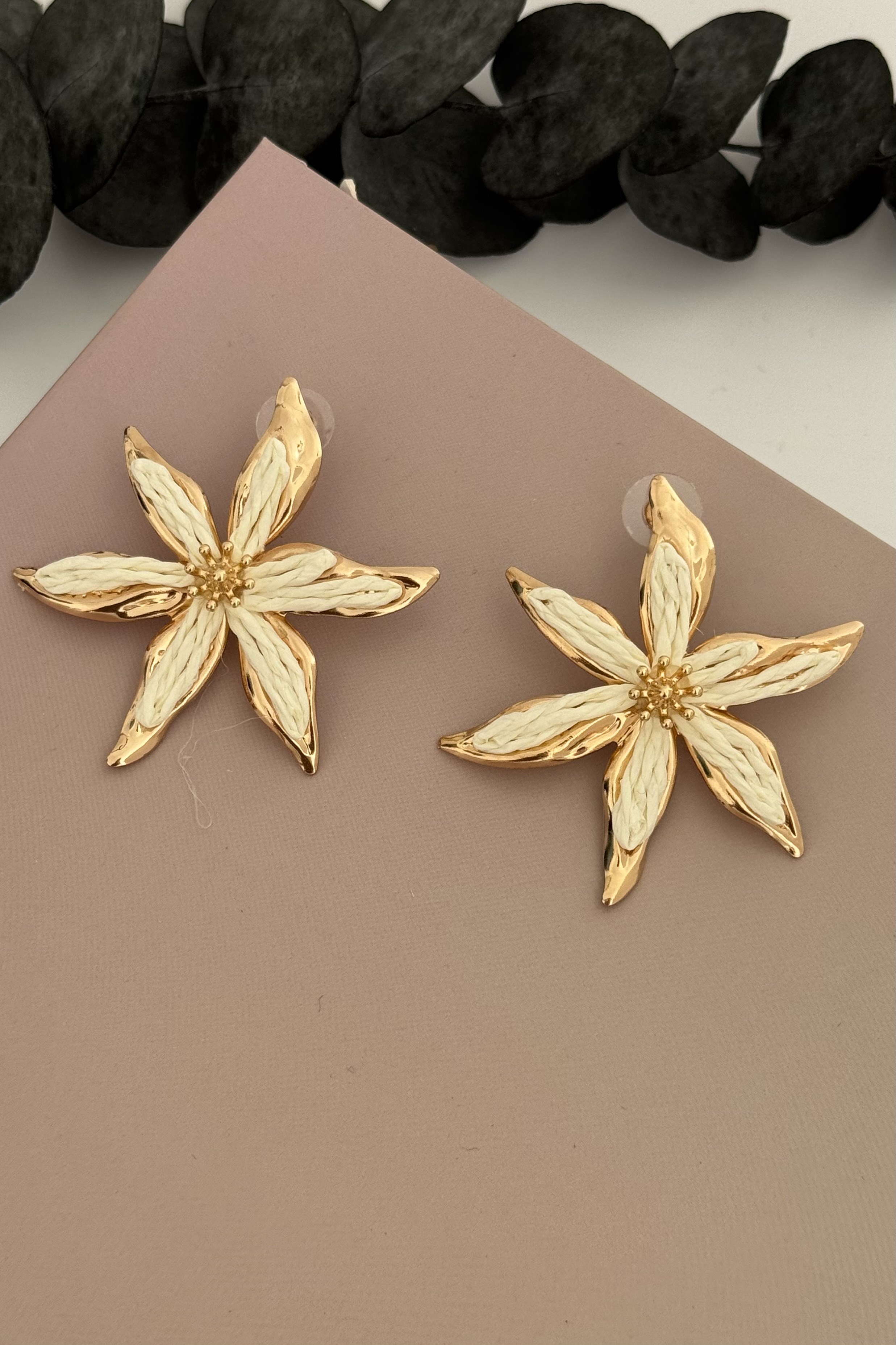 Flower Beyaz Hasır Küpe