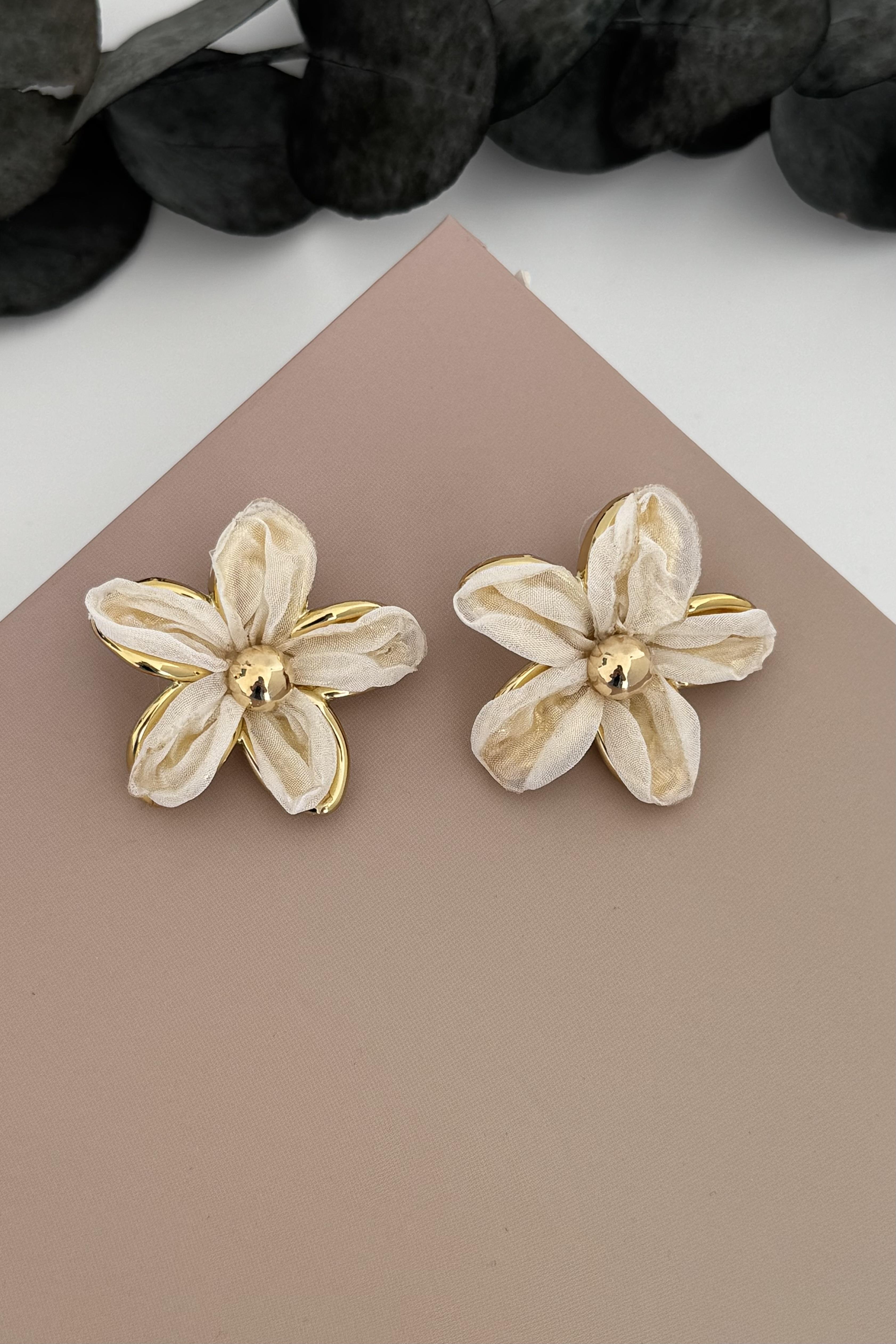 Petal Beyaz Küpe