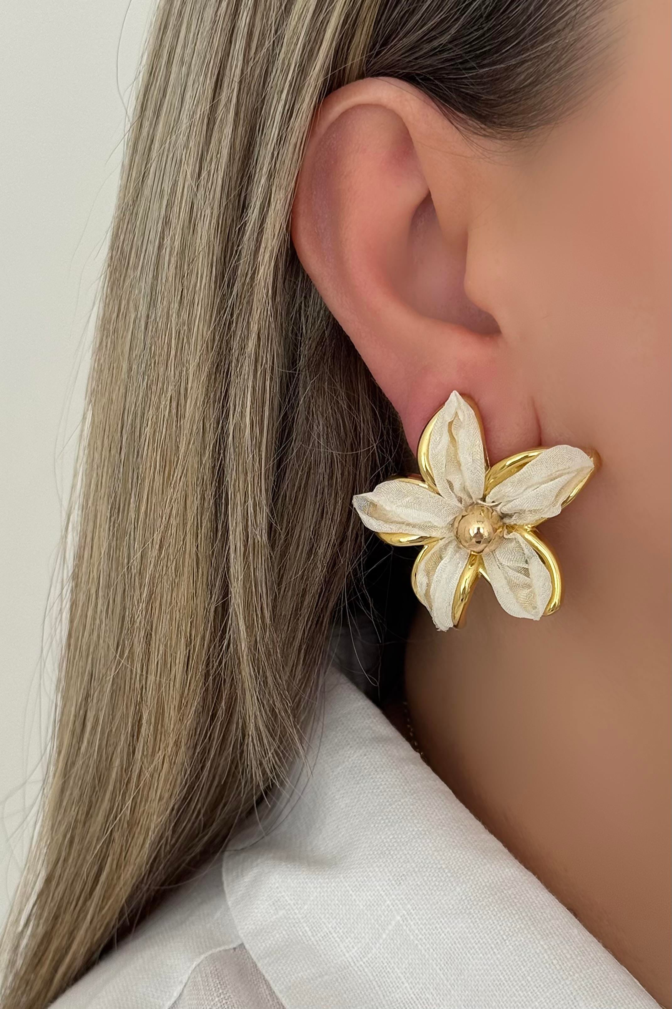 Petal Beyaz Küpe