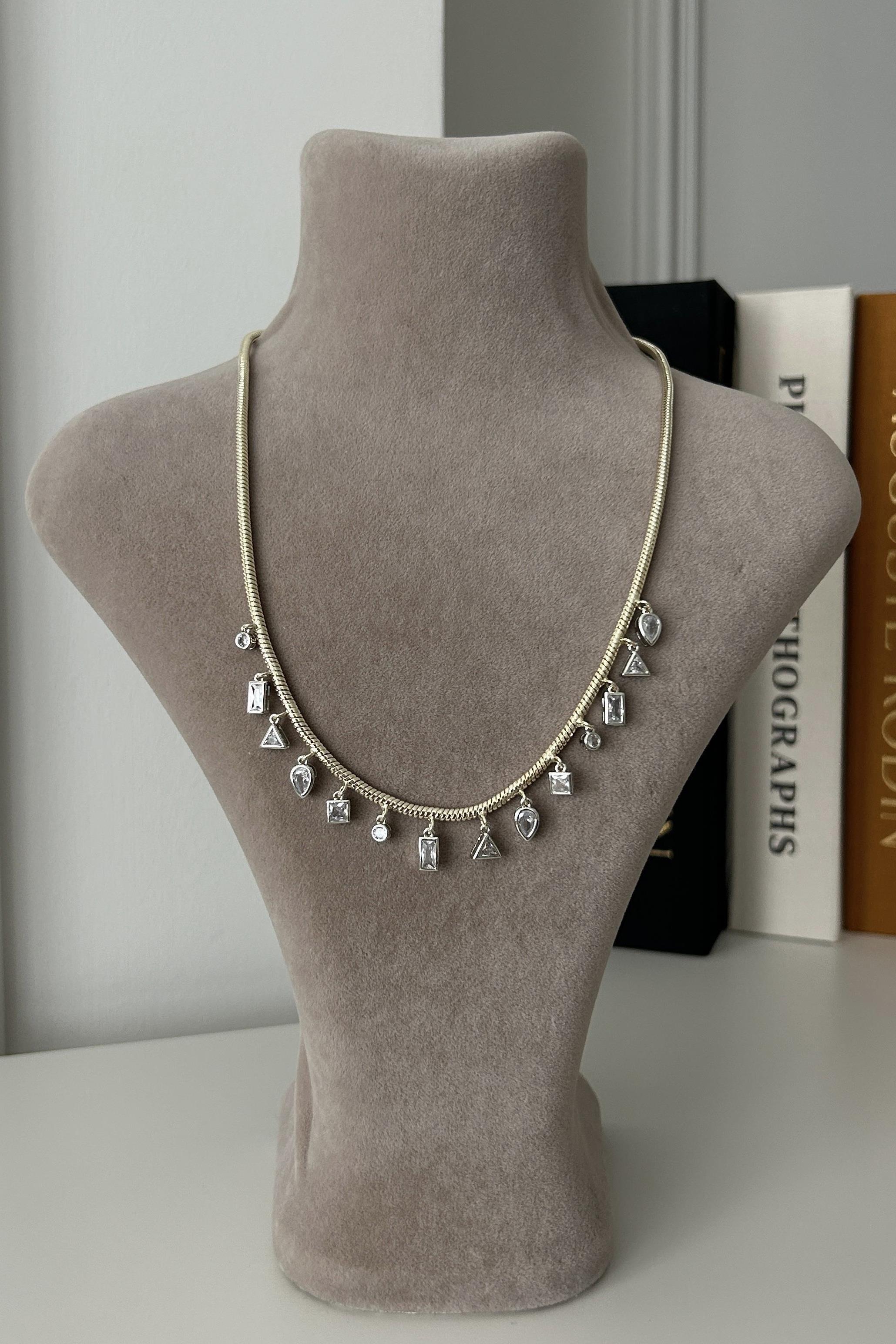 Sallantılı Taş Detaylı Kolye
