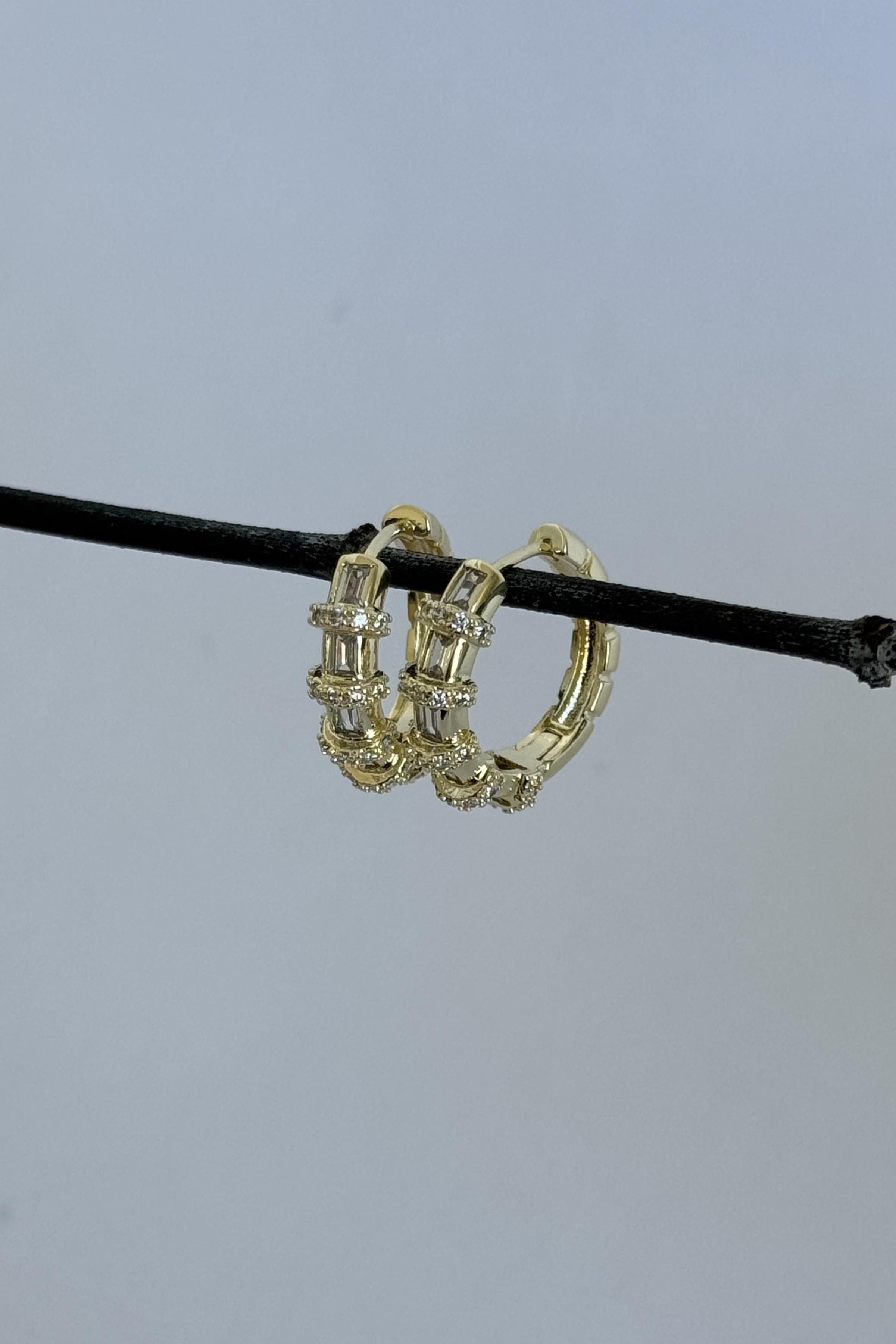 Taş Detaylı Halka Küpe