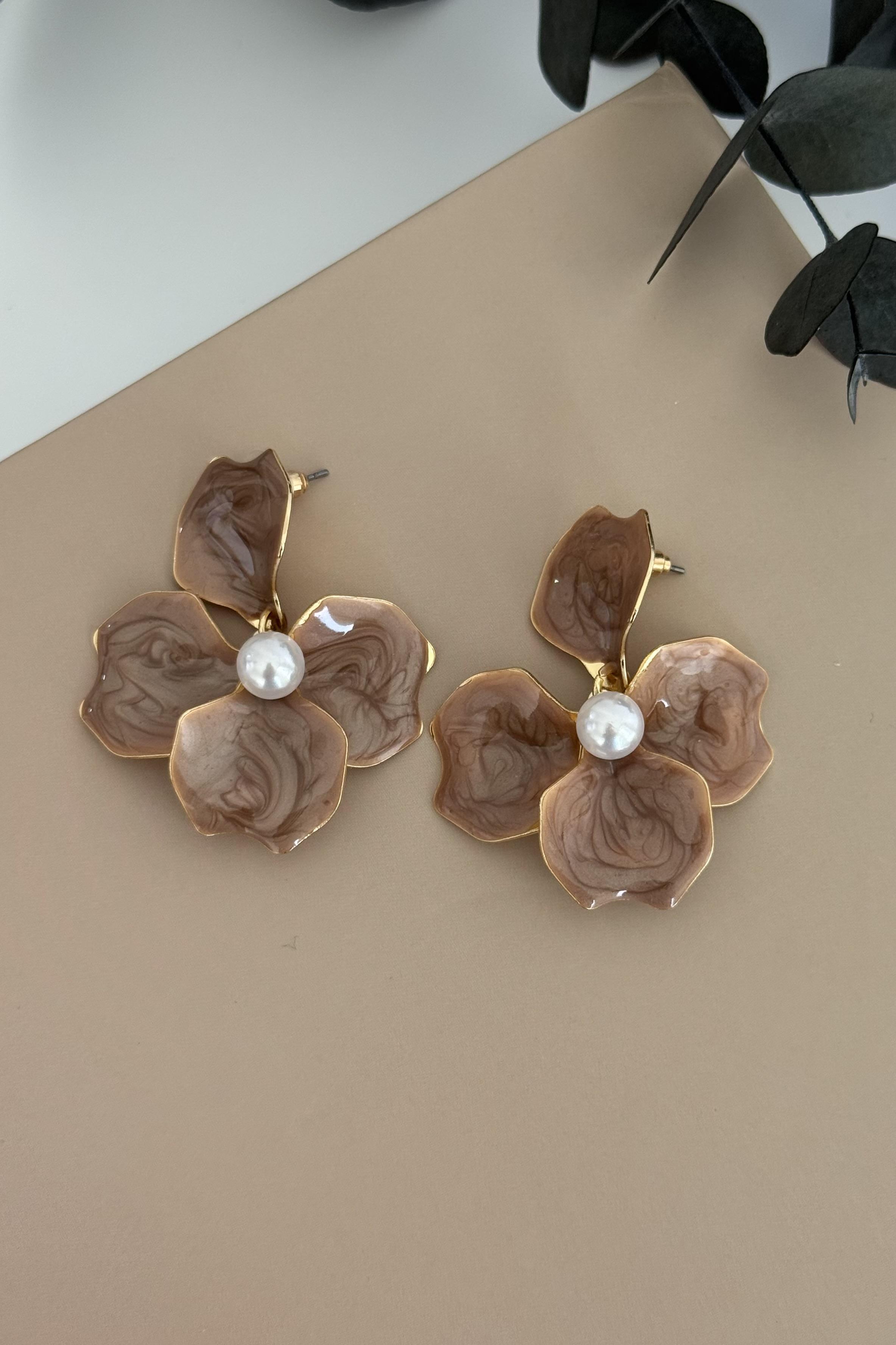 Açık Kahve Çiçek Ve İnci Motifli Küpe